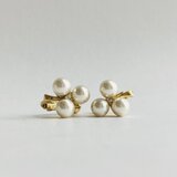 3パールイヤリングS/クローバーデザイン/ホワイトベージュ/made in japanの画像