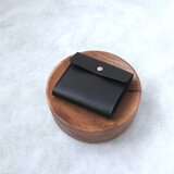 革の小さめ財布（ブラック） /　コンパクトなお財布の画像