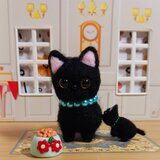 小さな黒猫と小さな小さな赤ちゃん　奇麗な青緑首輪が可愛いです。　餌付き　羊毛の画像