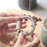 ミルクコーヒーカラーのmarutteキーホルダー「革とパラコードと真鍮」の画像