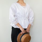 可憐さ強めなリネンブラウス【白・レース・八分袖・Vネック・貝ボタン】の画像