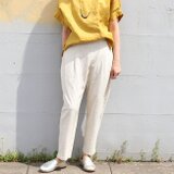 形のきれいなヘンプコットンのテーパードタックパンツ【生成り】の画像