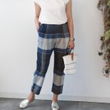 形のきれいな手織りコットンのテーパードタックパンツ【ワイドチェック】の画像