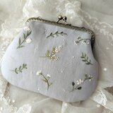 刺繍*野の花*がま口ポーチ*ブルーグレーの画像