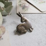 こげ茶色のうさぎのブローチの画像