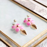 クレイアート　陶器風の紫陽花と葉っぱチャームのピアス〈微笑の彼方〉の画像