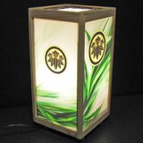 ★家紋の宿り木＝「丸に笹竜胆」／美と耐久性を高めるラミネート／LED・桧枠造・フイルム加工・軽量／の画像