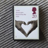 イギリス　切手ブローチ10458の画像