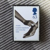 イギリス　切手ブローチ10461の画像