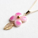 クレイアート　陶器風の紫陽花と葉っぱチャームのペンダント〈微笑の彼方〉の画像
