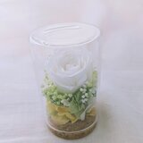 プリザーブドフラワー／白いミニ薔薇と小花のミニガラスボトルの画像