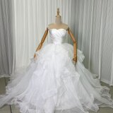 ウエディングドレス ベアトップ ラッフルフリル ボリュームドレス 編み上げ 華やかなトレーン 結婚式の画像