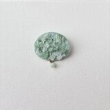 "Asatsuyu" 朝露　/草木染め糸の静穏な白緑色のオーバル型　刺繍ブローチ