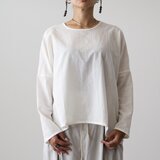 シンプルなシアーシャツ