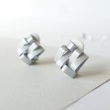 軽い紙製・シルバーカラーのシンプルイヤリング(ピアス)　メタリックアートのような大人の夏アクセ　金属アレルギー対応可の画像