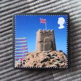 イギリス　「浜辺のそばで」切手ブローチ10508の画像