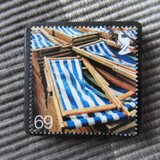 イギリス　「浜辺のそばで」切手ブローチ10510の画像