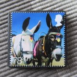 イギリス　「浜辺のそばで」切手ブローチ10511の画像