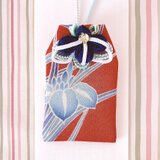 （青い花菖蒲）元巫女が作る花のお守り袋の画像