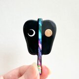 軍配のブローチ 螺鈿・漆塗り