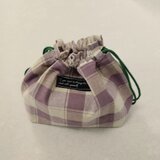 藤色チェックの巾着袋の画像