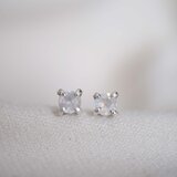 6月誕生石ピアス moonstone