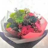 プリザーブドフラワー赤とグリーンローズと小花の花束／情熱と安らぎ22輪使用の画像