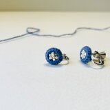【小さなイヤリング】ひと針ひと針丁寧に　約1㎝の小さな陽だまり　ブルー&パールホワイトpの画像