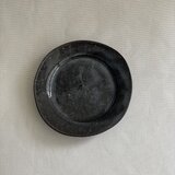 ワイドリム１２丸皿　黒土ムラサキ貫入の画像