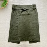 男性でも使える幅広サイズのソムリエエプロン　洗練された風合いを纏うベルギーリネン25番手　アーミーカーキの画像