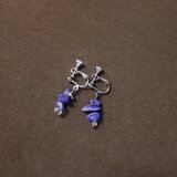 小さな天然石ラピスラズリ（さざれ石）のイヤリング（銀色金具）