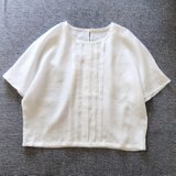 麻100%のタックデザインブラウスの画像