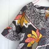 爽やか浴衣のブラウス、キーネック、フリル袖　レトロで可愛いお花