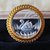 1930年代ヴィンテージ　湖面の白鳥／ルーサイト製ブローチの画像