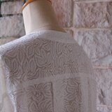 【白いレースのはおり】金の縁取りボタン 総カットワークレース ぽわん袖 カーディガン ジャケット 丸首の画像