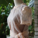 華やかでゴージャス　エンブロイダリー（刺繍）ワンピース　オレンジベージュ　裏地付き　演奏会等のお衣装にもおすすめですの画像