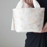 【花丸模様　ベージュ・シルバー　シルク 帯リメイク  トート型バック】日常使い、結婚式、パーティー、お呼ばれの日に。の画像