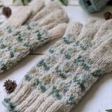 やさしい白に水色の花の編み込み模様５本指手袋の画像