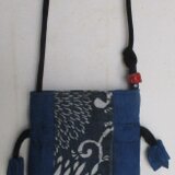 ８３０９　型染めと藍の生地で作った巾着型ポシェット　＃送料無料の画像