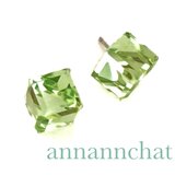 【オーストリア製 swarovski 　ペリドットCAL　大粒　 斜めキューブ　ピアス】の画像