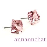 【オーストリア製 swarovski  ライトローズCAL　薔薇色　大粒　 斜めキューブ　ピアス】の画像
