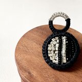 【黒色 kuroiro】さりげなくも黒を愉しみたい日のブローチの画像