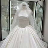 ウエディングドレス シルクタフタ ベアトップ プリンセスライン ロングトレーン 拳式の画像