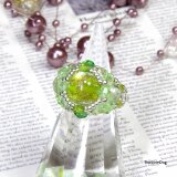 銀河ペリドットの煌めきリング（グラスビーズ チェコビーズ ビーズリング）《ビーズアクセサリー》