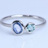 Pt900 アイスブルーサファイアとコーネルピンのリング