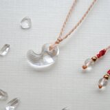 水晶勾玉ネックレス