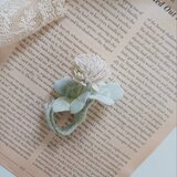 染め布花＊ナチュラル・しろつめくさと三つ葉と四つ葉のクローバーのコサージュ