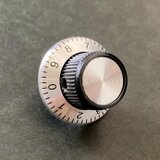 【ピンバッジ】ダイヤル型ツマミピンバッジ・ SKBダイヤル