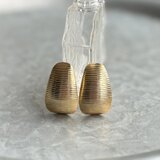 YA136-【 AVON 】エイボン・ヴィンテージイヤリング Finely Textured Oval Shape
