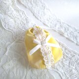 かわいいレースとリボンを付けたミニ巾着(イエロー）